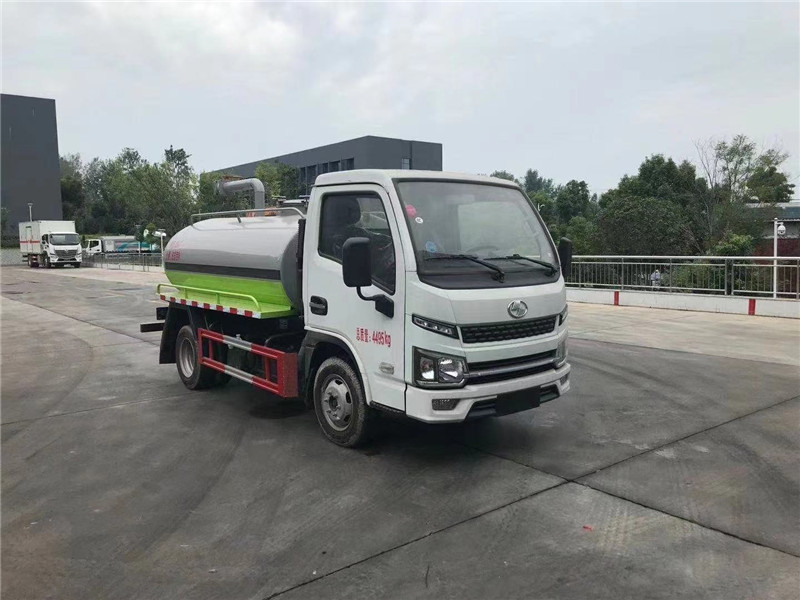 東風(fēng)多利卡8方吸糞車采用的生產(chǎn)工藝一次成型，具有高強(qiáng)度的性能