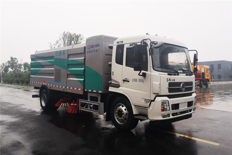 東風(fēng)天錦掃路車工藝比較精湛,性價(jià)比超級高的環(huán)衛(wèi)專用車型
