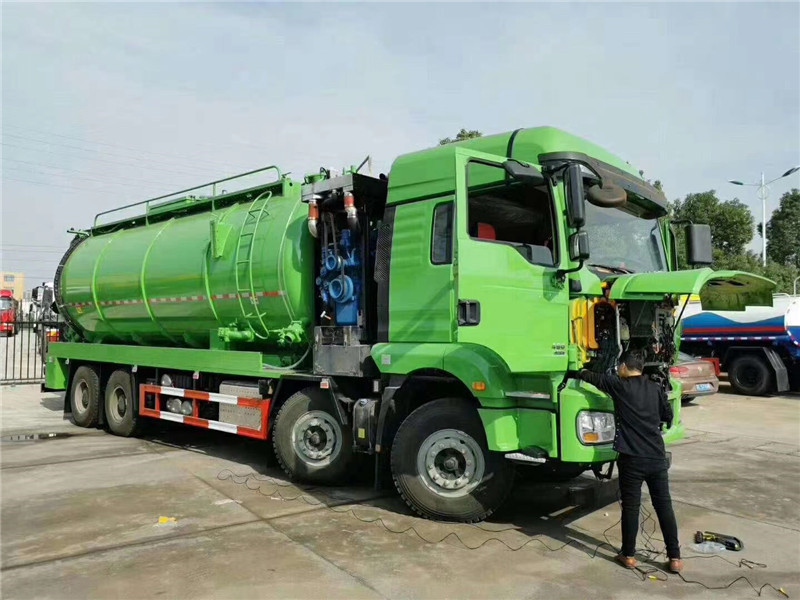 陜汽德龍前四后八國六清洗吸污車外觀個性時尚，內(nèi)在配置齊全
