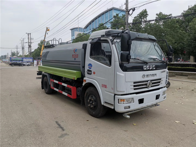 東風(fēng)多利卡灑水車適合風(fēng)沙抑塵、工地降塵，功力強(qiáng)、射程遠(yuǎn)