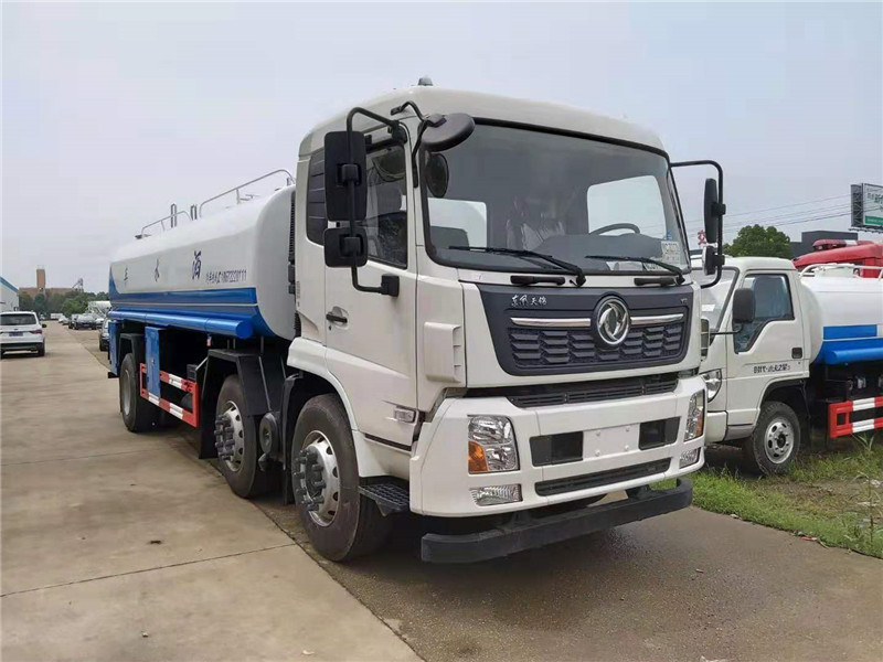 東風D9灑水車很霸氣，賞心悅目，有氣吞山河之勢