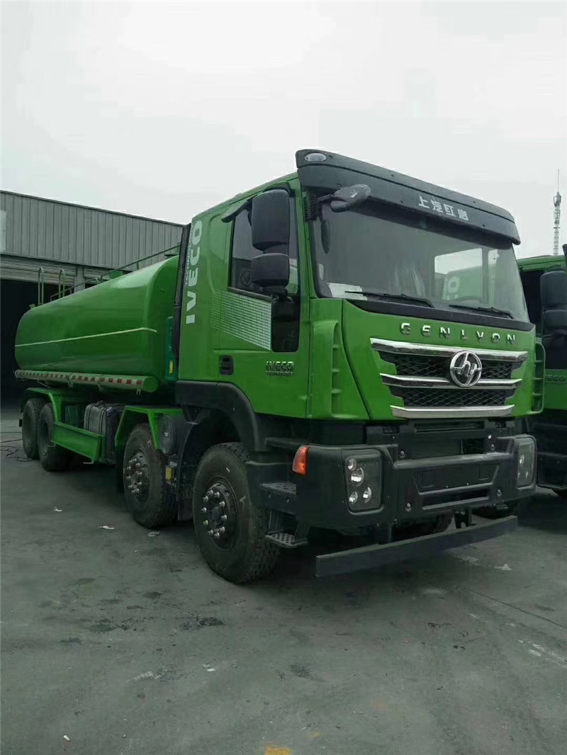 東風柳汽國六清洗吸污車罐內(nèi)設(shè)有防浪隔板，有效減輕罐體晃動