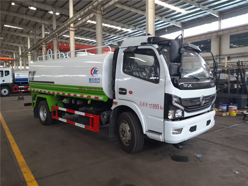 東風(fēng)御虎霧炮車霧炮采用20KW柴油發(fā)電機(jī)，噴灑效果極好