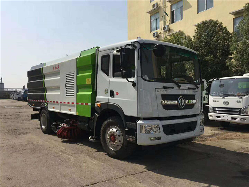 東風天錦多功能洗掃車結構簡單緊湊，保證噴水桿的離地高度固定不變
