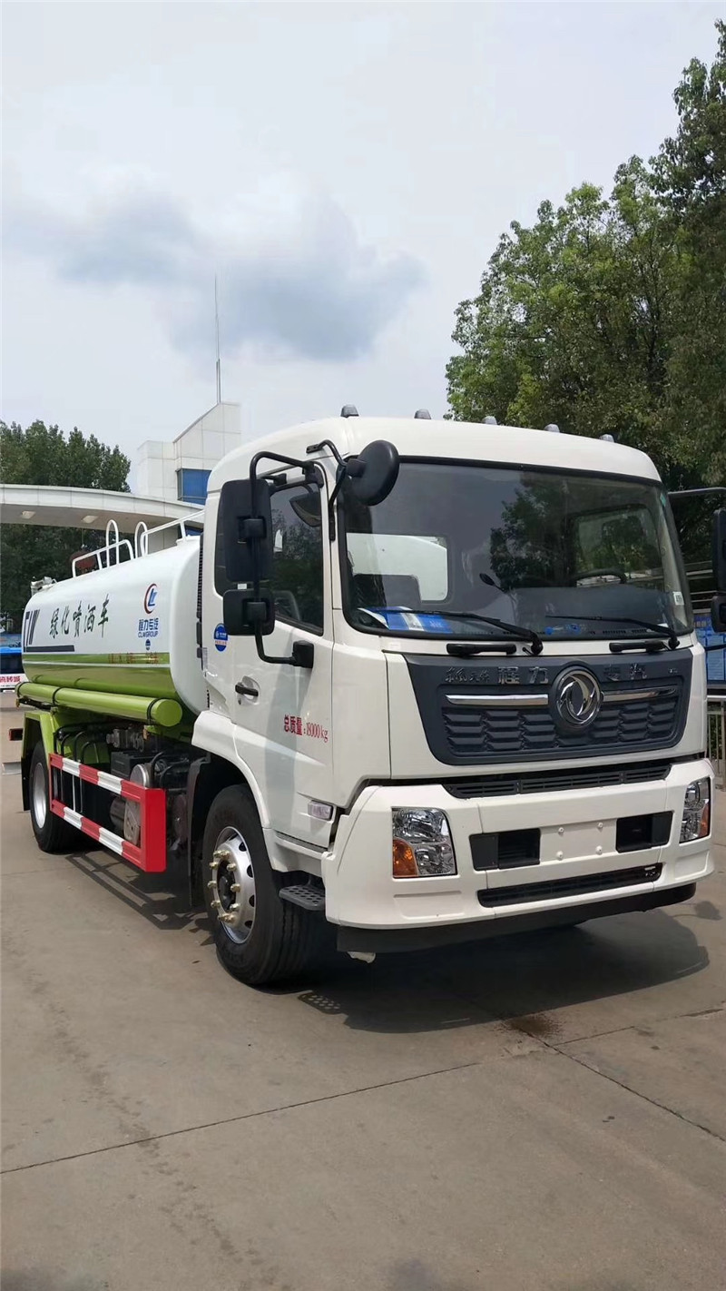 東風多利卡噴灑車帶30米全自動霧炮噴藥機，主要用于綠化帶養(yǎng)護使用