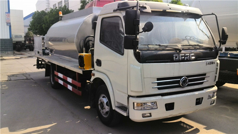 東風天錦路面清洗車養(yǎng)護車可實現(xiàn)雙重水流強化清洗，噴射流水穩(wěn)定