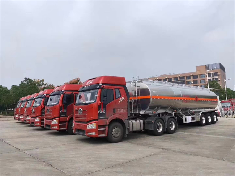解放J6P460馬力，標(biāo)載33噸鋁合金半掛運(yùn)油車茂名批量發(fā)車