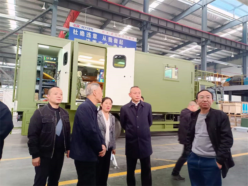湖北省楚商聯(lián)合會(huì)秘書長蹇宏等一行嘉賓蒞臨程力集團(tuán)考察調(diào)研專汽及應(yīng)急產(chǎn)業(yè)發(fā)展?fàn)顩r
